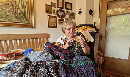 Barbara Bieler hat in den vergangenen Monaten 150 M&uuml;tzen gestrickt. F&uuml;r weitere Projekte ben&ouml;tigt sie nun vor allem Strumpfwolle.