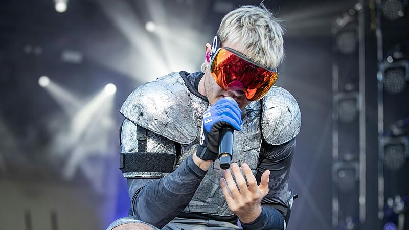 Ski Aggu begeistert seine Fans auf der Mainstage B&uuml;hne beim Heroes Festival in Geiselwind.