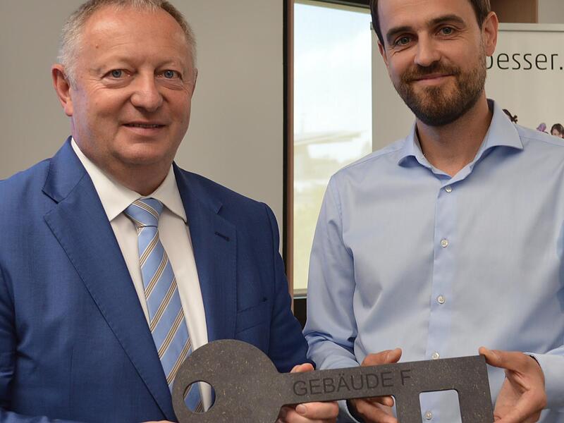 Schl&uuml;ssel&uuml;bergabe: GKT-Architekt Christian Geldner (rechts) &uuml;berreichte das Symbol an Landrat Thomas Bold.