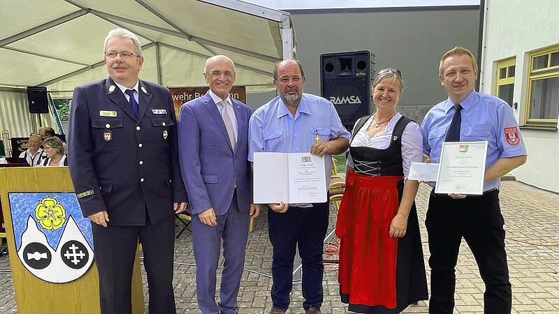Ausgezeichnete Wehrleute und ihre Gratulanten (von links): Kreisbrandrat Ralf Dressel, Landrat Wilhelm Schneider, Günter Schneider, Bürgermeisterin Ruth Frank und Kommandant Andreas Fösel.