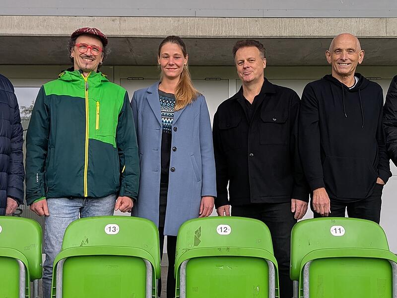 Namenssponsor Magnat-Geschäftsführer Wilfried Kämper und das Künstler-Trio David Saam, Jasmin Steiner und Martin Fösel sowie die beiden „Macher“ Sascha Dosch (FC Eintracht) und Wolfgang Heyder (VSB) freuen sich sehr auf die Bamberg-Premiere des Weihnachtssingens und setzen auf das Gemeinschaftserlebnis einer ausverkauften Haupttribüne im Fuchs-Park-Stadion.