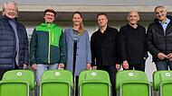 Namenssponsor Magnat-Geschäftsführer Wilfried Kämper und das Künstler-Trio David Saam, Jasmin Steiner und Martin Fösel sowie die beiden „Macher“ Sascha Dosch (FC Eintracht) und Wolfgang Heyder (VSB) freuen sich sehr auf die Bamberg-Premiere des Weihnachtssingens und setzen auf das Gemeinschaftserlebnis einer ausverkauften Haupttribüne im Fuchs-Park-Stadion.