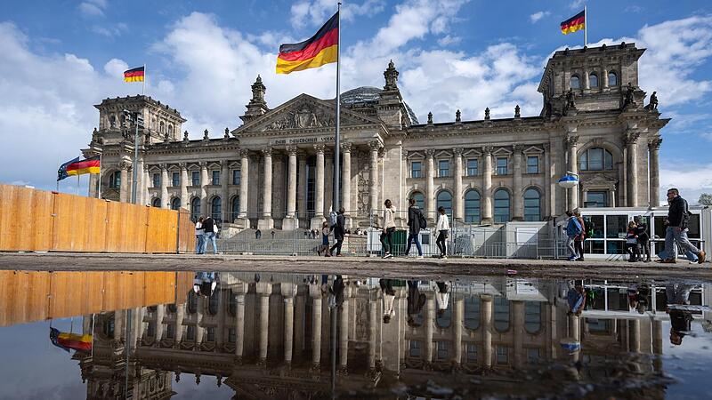Im Sitzungssaal im Reichstagsgeb&auml;ude  wird nach der Wahl deutlich mehr Platz sein.