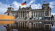 Im Sitzungssaal im Reichstagsgebäude  wird nach der Wahl deutlich mehr Platz sein.