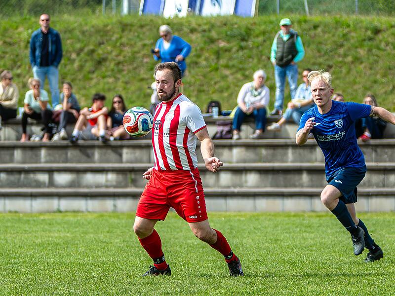 Der Untersteinacher Torsch&uuml;tze zum 2:1, Hannes Seifferth (links), nimmt den Ball geschickt mit der Brust an, um ihn dann Richtung VfB-Tor zu schie&szlig;en. Der Kulmbacher Kevin Wehner kommt zu sp&auml;t.