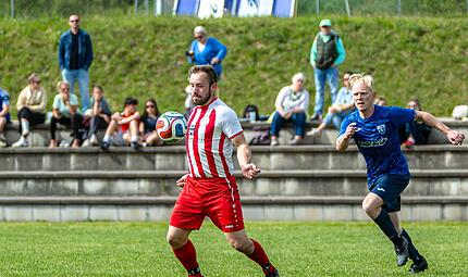 Der Untersteinacher Torsch&uuml;tze zum 2:1, Hannes Seifferth (links), nimmt den Ball geschickt mit der Brust an, um ihn dann Richtung VfB-Tor zu schie&szlig;en. Der Kulmbacher Kevin Wehner kommt zu sp&auml;t.