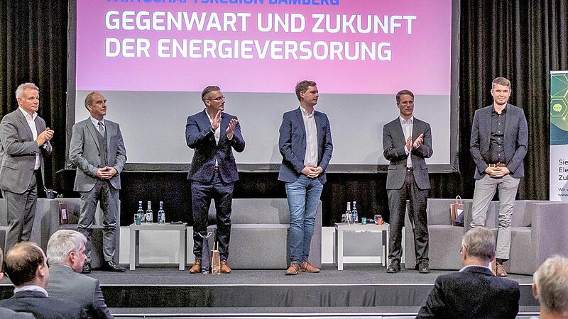 Lage an Energiefront ist ernst: Stadtwerkechef Michael Fiedeldey, Prof. J&uuml;rgen Hartmann, Sven Ruffert (Green Aktiv), Zweiter B&uuml;rgermeister Jonas Gl&uuml;senkamp, Bosch-Werkleiter Martin Schultz, Prof. Volker Stockinger, Wirtschaftsclub-Vorsitzender Wil...