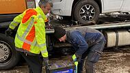Am Montagnachmittag wurden neue Batterien eingebaut. Lkw-Fahrer Marius (links) konnte seine Fahrt danach fortsetzen, Marktschorgast nach eisigen Tagen wieder verlassen.