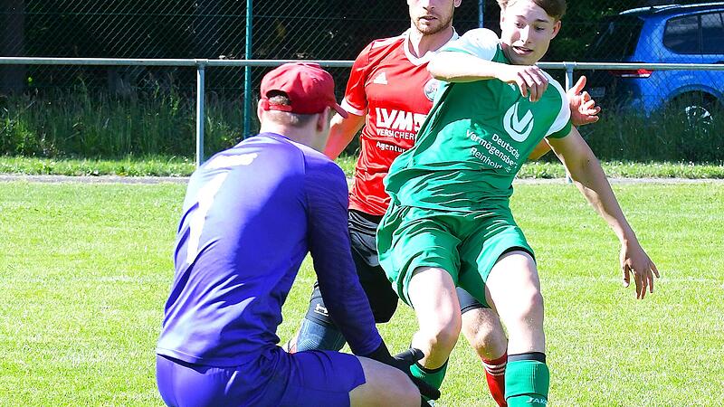 Lenny Neugebauer (in gr&uuml;n) von der SG Bad Bocklet/Aschach scheitert hier zwar an Jonas K&ouml;rner von der SG Schondra II, doch noch steht er mit seiner Mannschaft &uuml;ber dem Strich und aktuell sieht es nach Klassenerhalt aus.