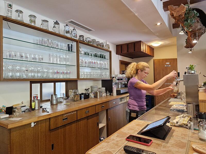 Kerstin Gößl steht am Zapfhahn in der Sägemühle. Seit Januar 2024 fließt hier nur noch alkoholfreies Bier. Und das so erfolgreich, dass Brauereien darum bitten, dort auch ausgeschenkt zu werden.