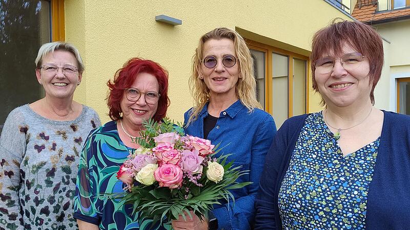Caritas-Gesch&auml;ftsf&uuml;hrerin Anke Sch&auml;flein (3. von links) verabschiedet Angelika Krines zusammen mit dem F&uuml;hrungsduo der Caritas-Sozialstation, Pflegedienstleitung Sabine Paeth (links) und stv. Pflegedienstleitung Petra Brand (rechts).