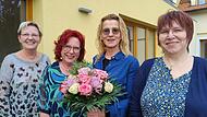 Caritas-Geschäftsführerin Anke Schäflein (3. von links) verabschiedet Angelika Krines zusammen mit dem Führungsduo der Caritas-Sozialstation, Pflegedienstleitung Sabine Paeth (links) und stv. Pflegedienstleitung Petra Brand (rechts).