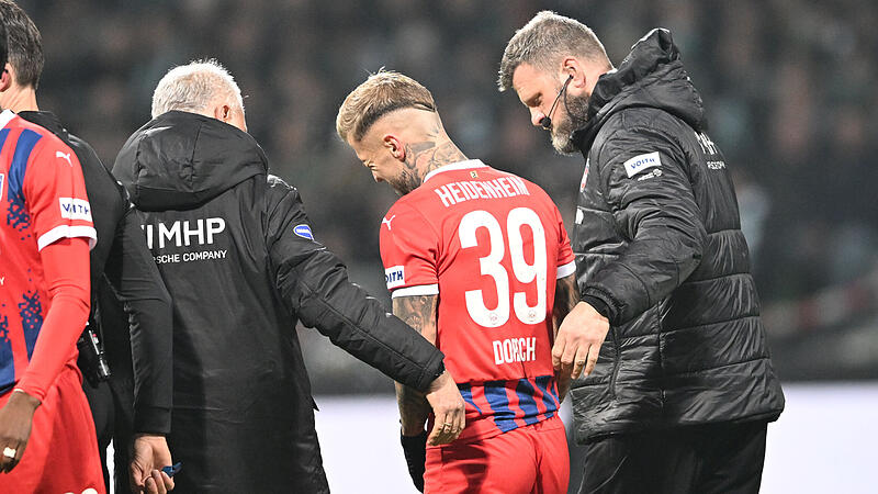 Kein schöner Geburtstag: Niklas Dorsch muss verletzt vom Platz begleitet werden.