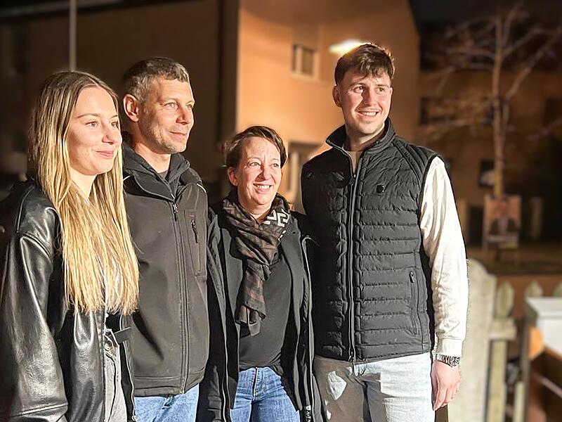 Denise M&uuml;ller (CSU, 3. von rechts) freut sich mit ihrem Mann und den beiden Kindern &uuml;ber den Wahlsieg.