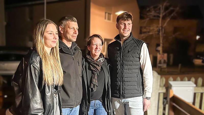 Denise M&uuml;ller (CSU, 3. von rechts) freut sich mit ihrem Mann und den beiden Kindern &uuml;ber den Wahlsieg.