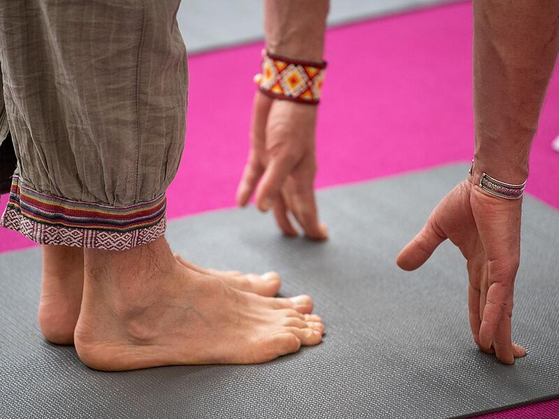 Mann dreht Yoga-Video auf Ger&uuml;st von Kirchturm