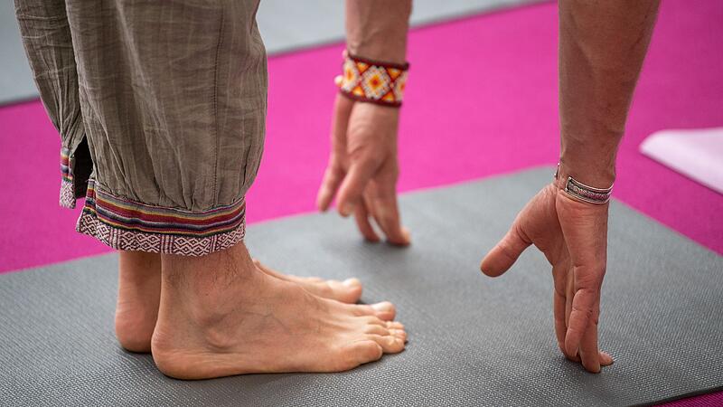 Mann dreht Yoga-Video auf Ger&uuml;st von Kirchturm