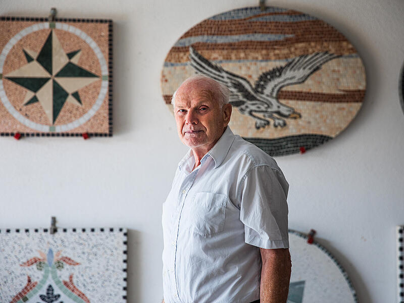 Wilhelm Dorsch vor einigen seiner Mosaike. Er gibt sie gern in liebevolle Hände an Käufer und Aussteller ab.Terrazzo-Mosaike von Wilhelm Dorsch Wilhelm Dorsch vor einigen seiner Mosaike. Er gibt sie gern in liebevolle Händen an Käufer und Aussteller ab.
