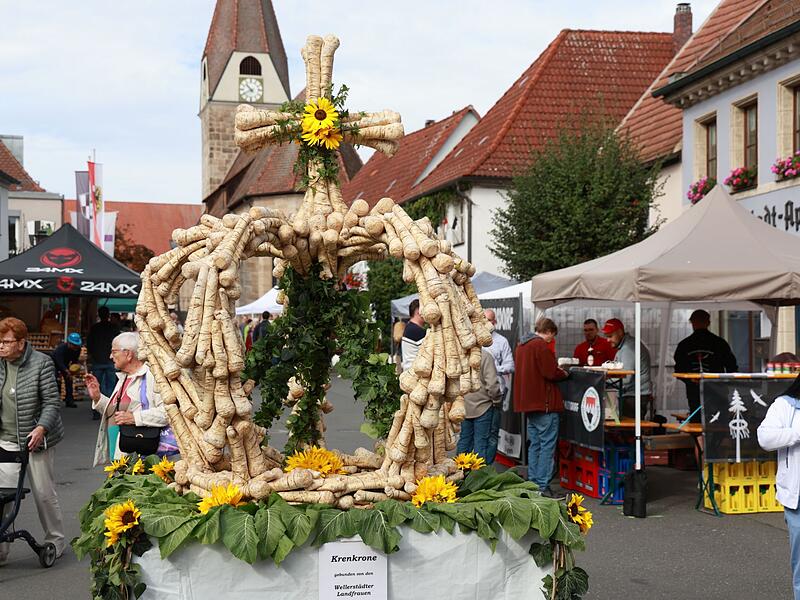 Die von den Wellerst&auml;dter Landfrauen kunstvoll gefertigte &bdquo;Krenkrone&ldquo; zog alle Blicke auf sich.Forchheim & Fr&auml;nkische Schweiz