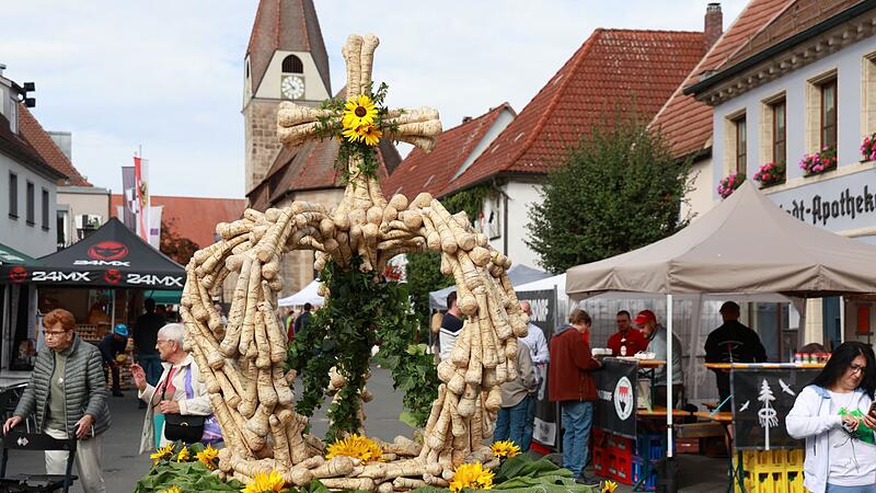 Die von den Wellerst&auml;dter Landfrauen kunstvoll gefertigte &bdquo;Krenkrone&ldquo; zog alle Blicke auf sichForchheim & Fr&auml;nkische Schweiz