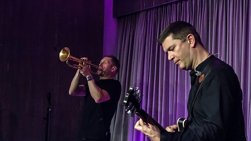 Traumwandlerisch sicher harmonierendes Duo: der Trompeter Nils W&uuml;lker und der Gitarrist Arne Jansen bei ihrem Coburg-Gastspiel in der Reihe &bdquo;Leise am Markt&ldquo;.