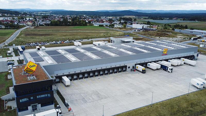 Das neue Speditionsterminal der Geis Gruppe in Ebersdorf ist mit Photovoltaikanlage, Dachbegr&uuml;nung und Holz-Hybrid-Bauweise der Prototyp einer nachhaltigen Geb&auml;udegeneration.