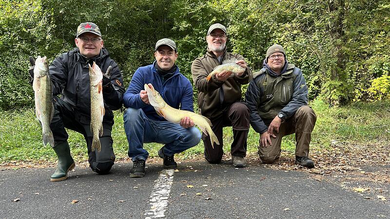 Unser Foto zeigt die erfolgreichen Teilnehmer des Herbstangelns an der Saale (von links): Udo Sell, Viktor Kibe, Andreas Müller und Wiegemeister Andreas Reuß.
