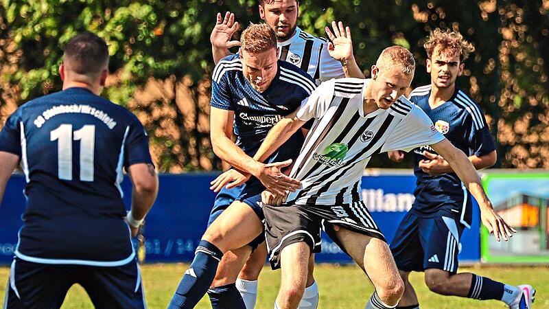 Der Neufanger Bastian Haderlein (wei&szlig;es Trikot) schirmt den Ball gegen Nico Fr&ouml;ba ab. Heinrich Wei&szlig;