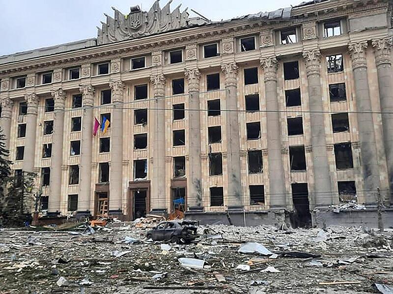 Dieses vom ukrainischen Rettungsdienst veröffentlichte Foto zeigt Mitarbeiter des Rettungsdienstes, die die Schäden im Rathaus in Charkiw begutachten. Russische Soldaten beschossen am Dienstagmorgen zivile Ziele  in der zweitgrößten Stadt der Ukraine mit Granaten, berichtet die Deutsche Presseagentur (dpa).