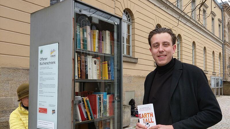 Till Kellerhoff hat ein Exemplar des Buchs &bdquo;Earth for all&ldquo; in den offenen B&uuml;cherschrank am Theaterplatz gestellt. Den hat damals das Jugendforum beantragt. Federf&uuml;hrend mit dabei: Till Kellerhoff.