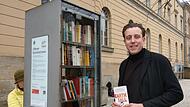 Till Kellerhoff hat ein Exemplar des Buchs &bdquo;Earth for all&ldquo; in den offenen B&uuml;cherschrank am Theaterplatz gestellt. Den hat damals das Jugendforum beantragt. Federf&uuml;hrend mit dabei: Till Kellerhoff.