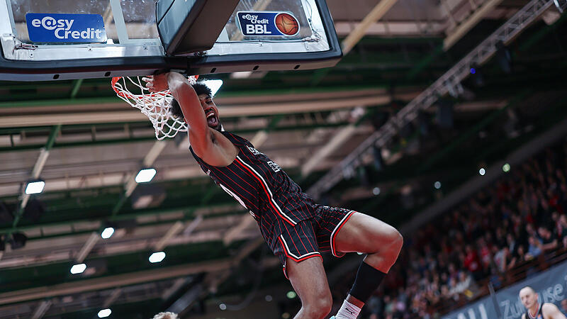 Ibrahim Watson netzt spektakulär ein. Der Baskets-Flügelspieler spielte eine starke zweite Halbzeit in Würzburg. Ibrahim Watson netzt spektakulär ein. Der Baskets-Flügelspieler spielte eine starke zweite Halbzeit in Würzburg.