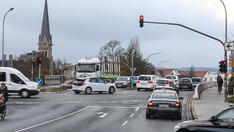 Seit die Piastenbr&uuml;cke gesperrt ist, brauchen die Forchheimer auf der Eisenbahnbr&uuml;cke mehr Geduld.Forchheim & Fr&auml;nkische Schweiz
