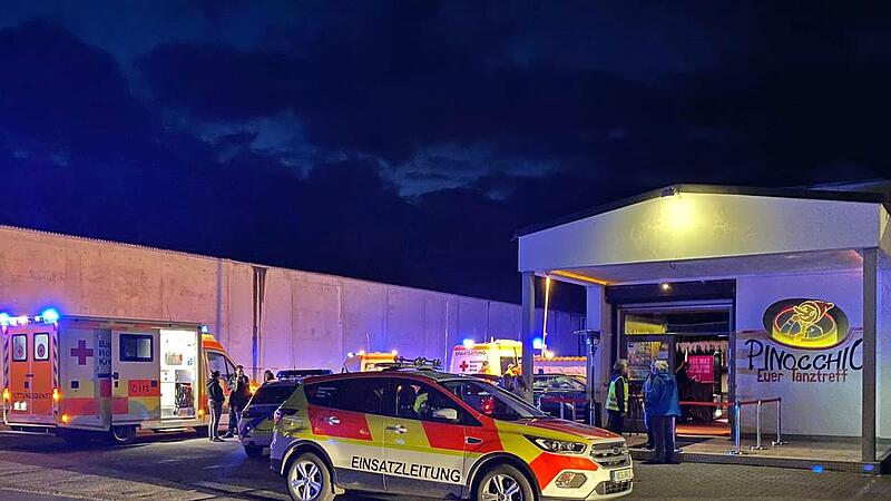 Gro&szlig;einsatz von Rettungsdienst, Feuerwehr und Polizei am Samstagabend in der Disco Pinocchio in Bad Neustadt.