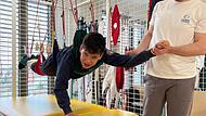 Fliegen wie Spiderman: Rasul bei der Therapie in den Osterferien.