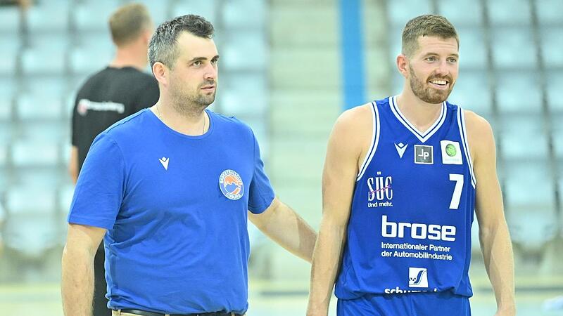 Der neue Headcoach und sein verl&auml;ngerter Arm auf dem Spielfeld: Patrick Seidel (links) und Sven Lorber