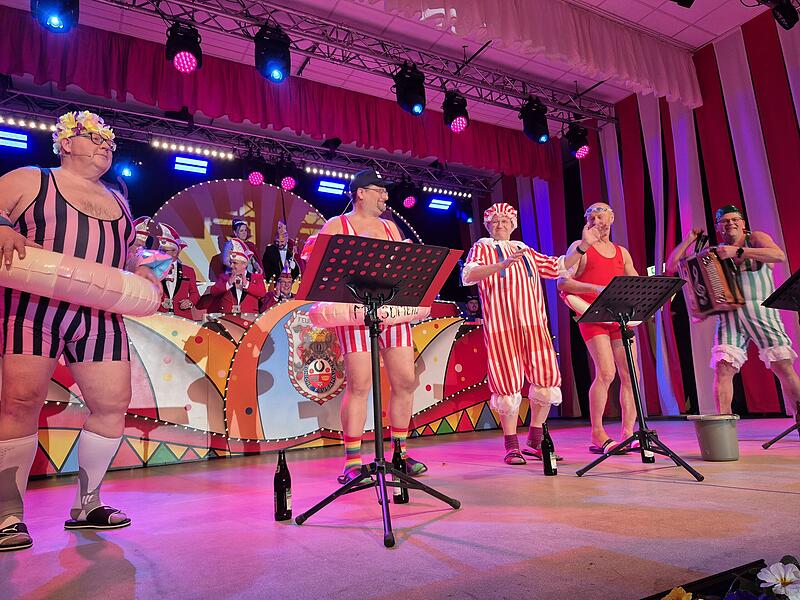Das "Ratzenbad-Baywatch-Team" verbreitet "verbale Nässe" auf der Bühne Das "Ratzenbad-Baywatch-Team" verbreitet "verbale Nässe" auf der Bühne