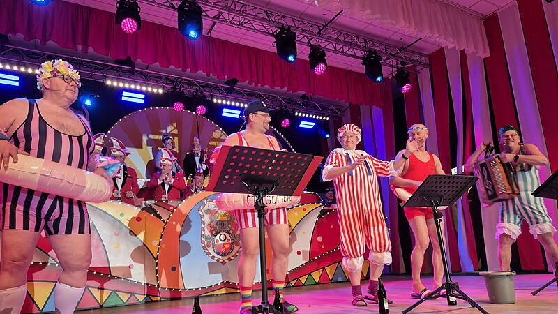 Das "Ratzenbad-Baywatch-Team" verbreitet "verbale N&auml;sse" auf der B&uuml;hne