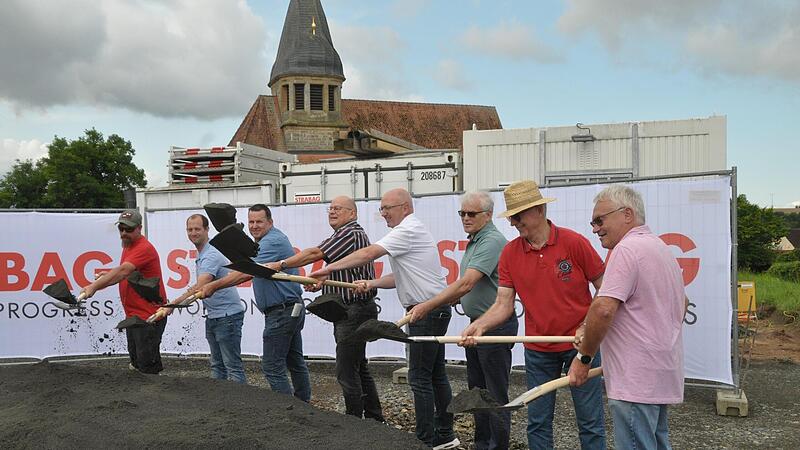 Symbolischer Spatenstich (von links): Polier Rayk Schnobel (Bauunternehmen Strabag), Andreas Schmitz (Ingenieurb&uuml;ro Koenig & K&uuml;hnel), Michael H&auml;uslschmid (Bauamt Ebern), Mathias Kleinert (Bayerngrund, Erschlie&szlig;ungstr&auml;ger) . B&uuml;rgermeister Markus Op...