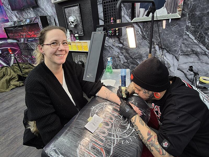 Kundin Susi kommt extra aus Schweinfurt nach Bad Kissingen.Eröffnung nach Umzug: Tattoo-Studio Bloodline Kundin Susi kommt extra aus Schweinfurt nach Bad Kissingen.