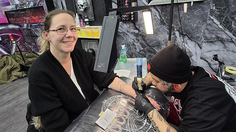Kundin Susi kommt extra aus Schweinfurt nach Bad Kissingen.Eröffnung nach Umzug: Tattoo-Studio Bloodline Kundin Susi kommt extra aus Schweinfurt nach Bad Kissingen.
