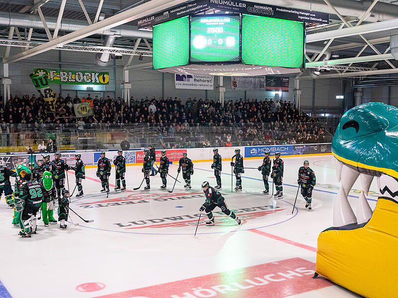 Unermüdlich ackern die Ehrenamtler der Alligators, um Höchstadts neue Eishalle spielfähig zu bekommen. Das Fazit zum Doppel-Heimauftakt fällt positiv aus.