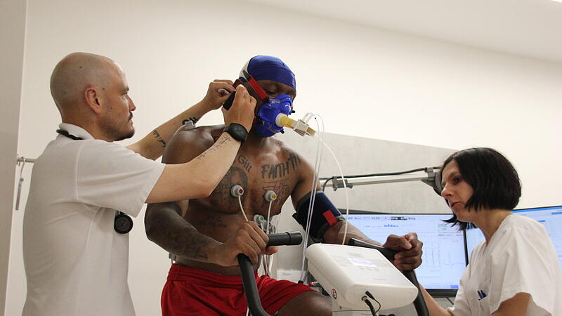 Kyle Lofton, der neue Guard der Bamberg Baskets, wird f&uuml;r die Spiroergometrie verkabelt.