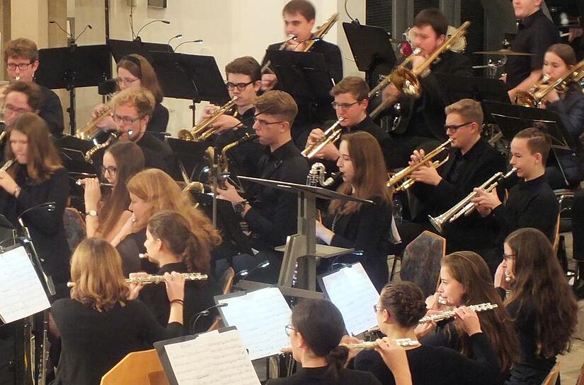 Die Stadtjugendkapelle Herzogenaurach spielt auf.