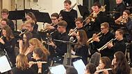 Die Stadtjugendkapelle Herzogenaurach spielt auf.