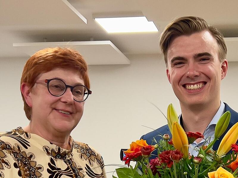 Der Ortsvereinsvorsitzende Thomas Voit gratulierte Eva Ehrhardt-Odörfer zur erfolgreichen Nominierung in Baiersdorf.