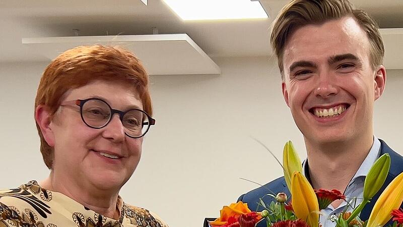 Der Ortsvereinsvorsitzende Thomas Voit gratulierte Eva Ehrhardt-Odörfer zur erfolgreichen Nominierung in Baiersdorf. Der Ortsvereinsvorsitzende Thomas Voit gratulierte Eva Ehrhardt-Odörfer zur erfolgreichen Nominierung in Baiersdorf.