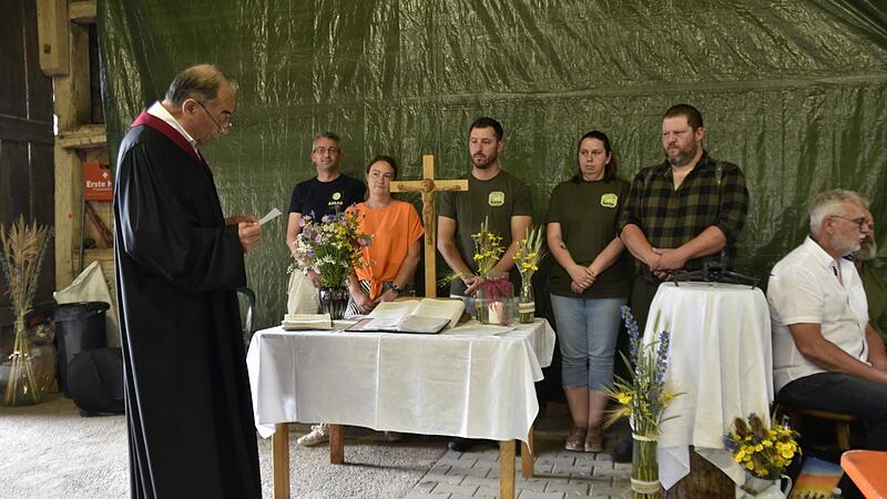 Pr&auml;dikant Alfred Austel segnete im Gottesdienst die W&auml;rmebilddrohne von Unfinden und auch die der Tierschutzinitiative Ha&szlig;berge.