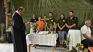 Prädikant Alfred Austel segnete im Gottesdienst die Wärmebilddrohne von Unfinden und auch die der Tierschutzinitiative Haßberge.