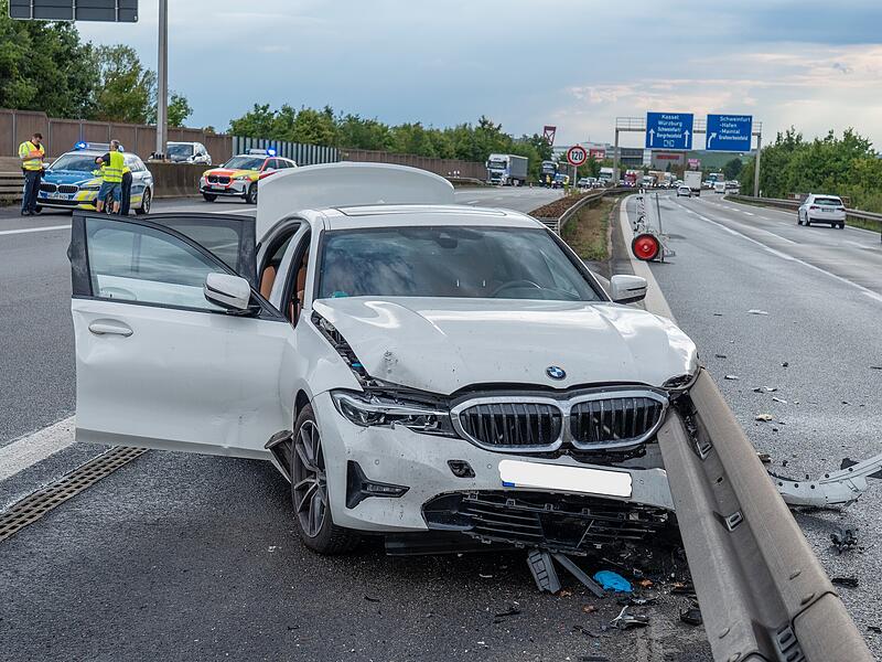 Schwerer Unfall nach Auffahrkollision – Wohnmobil kippt, Boot überschlägt sich Schwerer Unfall nach Auffahrkollision – Wohnmobil kippt, Boot überschlägt sich